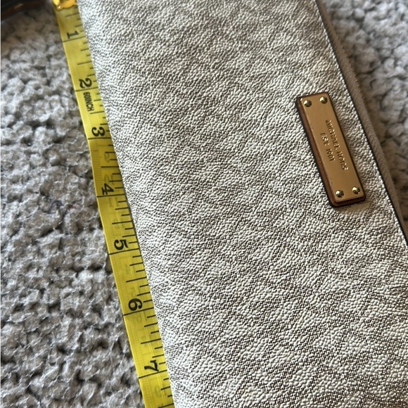 Michael Kors wristlet/ wallet - Picture 5 of 5